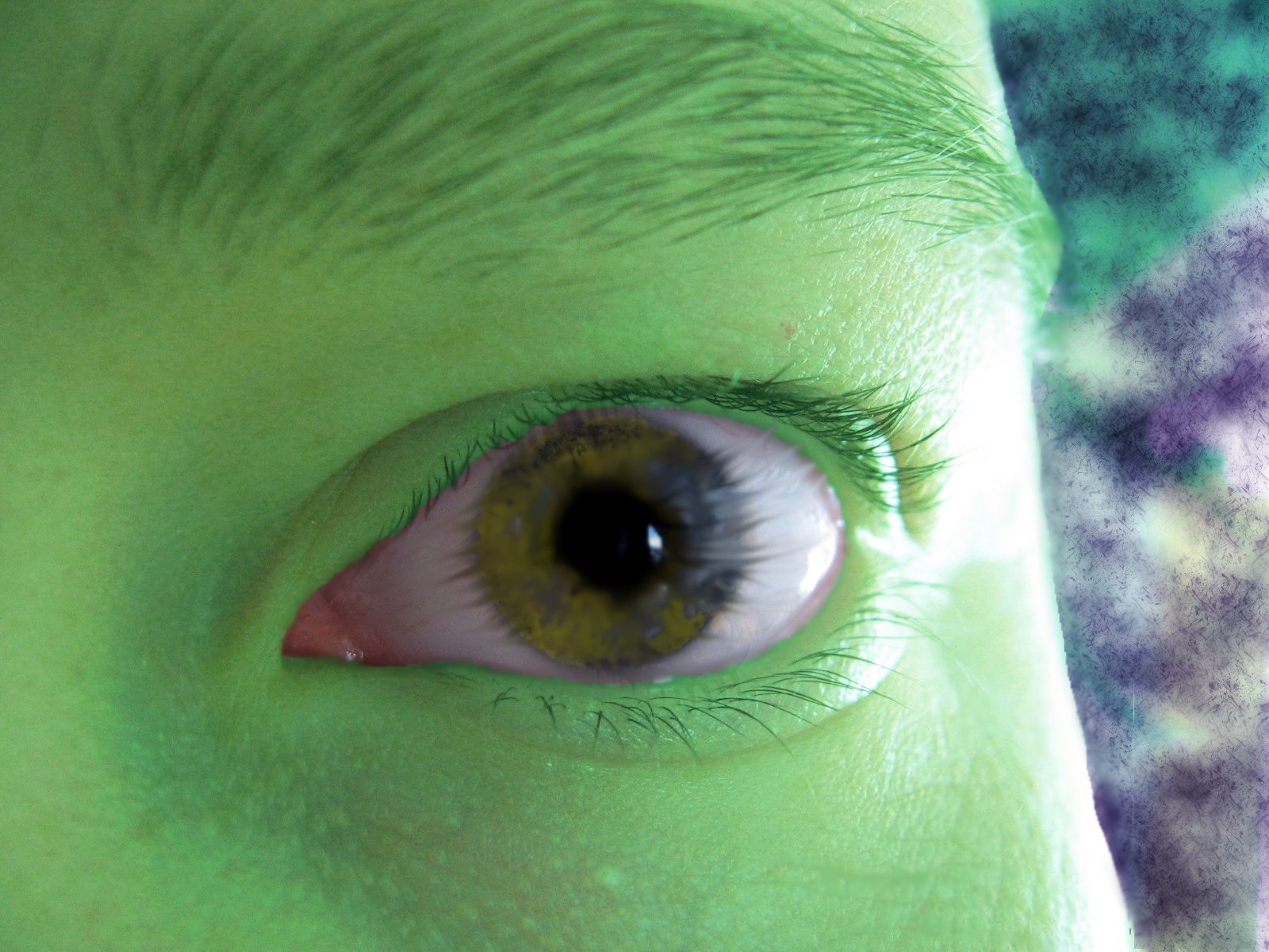 Зеленеет какое лицо. Зеленый оттенок лица. Зеленое лицо. Зеленый человек.